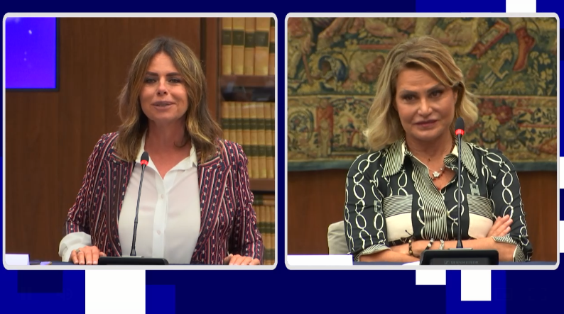 Paola Perego e Simona Ventura sono le conduttrici di Citofonare Rai 2, trasmesso in diretta tv dagli studi di Roma