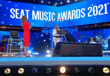 Carlo Conti ai piedi di Maria De Filippi ai Seat Music Awards 2021 su Rai 1
