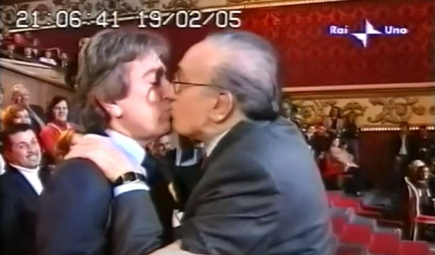 Il bacio tra Pippo Baudo e Fabrizio Del Noce in una puntata di Ballando con le stelle 2005