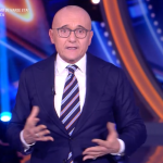 Alfonso Signorini apre la puntata e ringrazia per il record d'ascolti stagionale