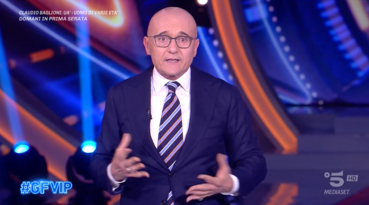 Alfonso Signorini apre la puntata e ringrazia per il record d'ascolti stagionale