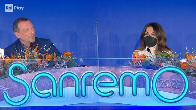 Amadeus e Sabrina Ferilli svelano le anticipazioni per la finale di Sanremo 2022 di stasera, 5 febbraio