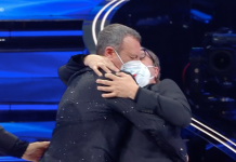 Il bacio in diretta tra Amadeus e il direttore di Rai 1 Stefano Coletta nella prima serata di Sanremo 2022