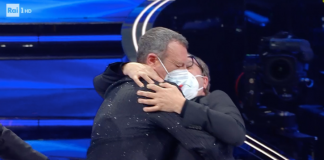 Il bacio in diretta tra Amadeus e il direttore di Rai 1 Stefano Coletta nella prima serata di Sanremo 2022