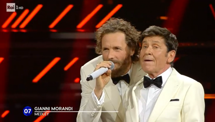 Jovanotti e Gianni Morandi si esibiscono a Sanremo 2022 con un medley di canzoni spettacolare