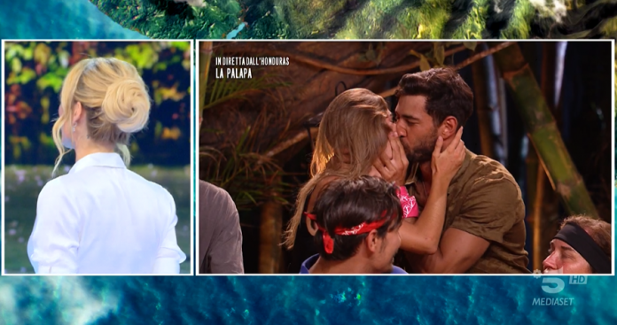 Roger Balduino dà un bacio a Estefania Bernal in diretta a L'Isola dei Famosi 2022